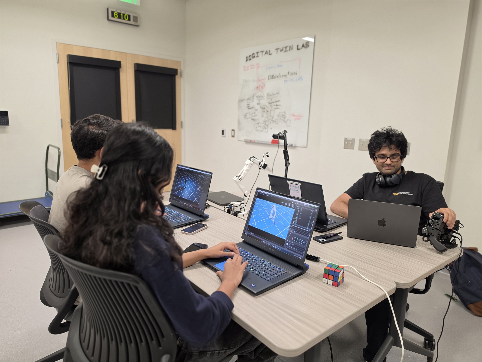 Students on laptops in DT lab Students on laptops in DT Lab