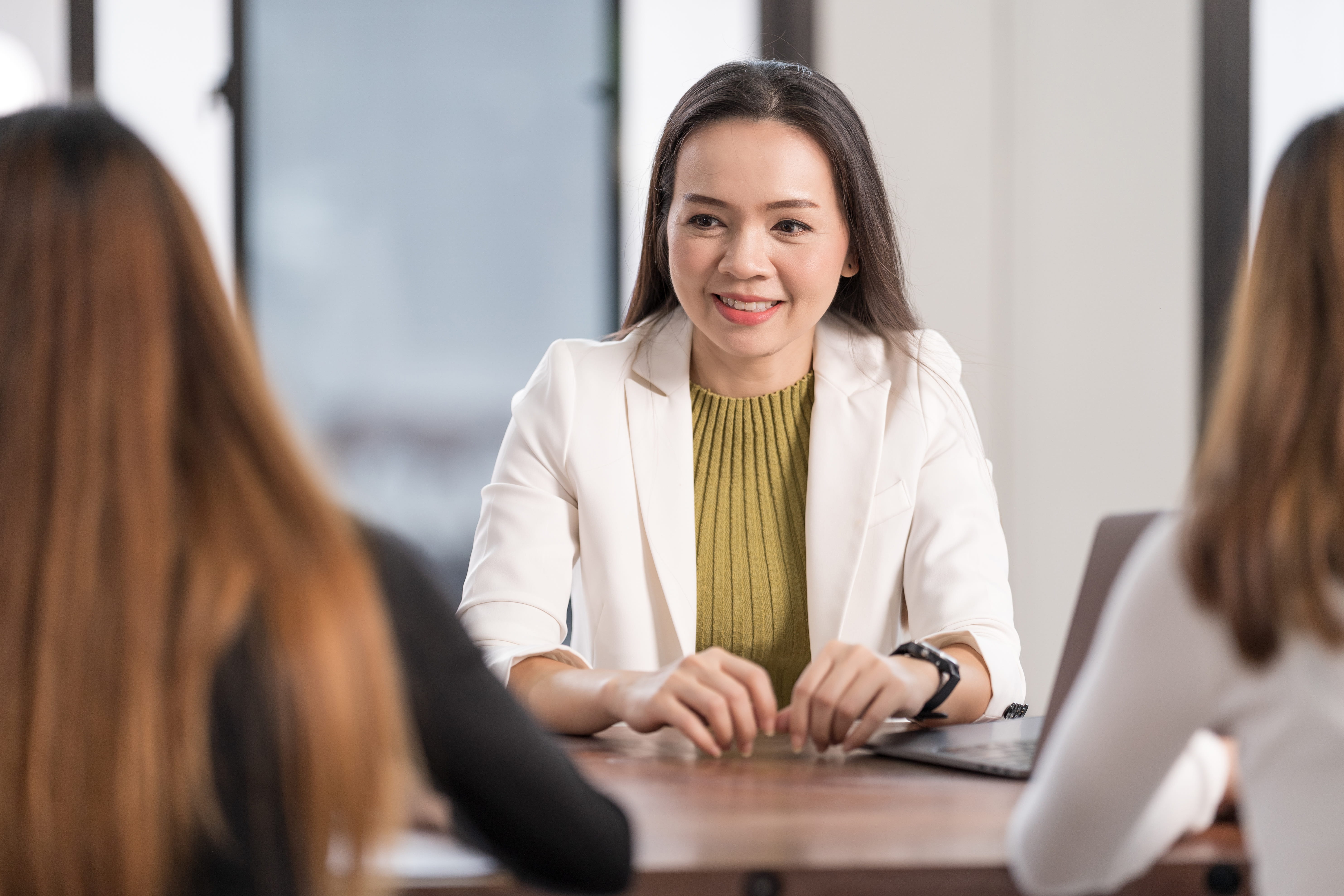 College instructors and advisors meet female college students to advise their research study