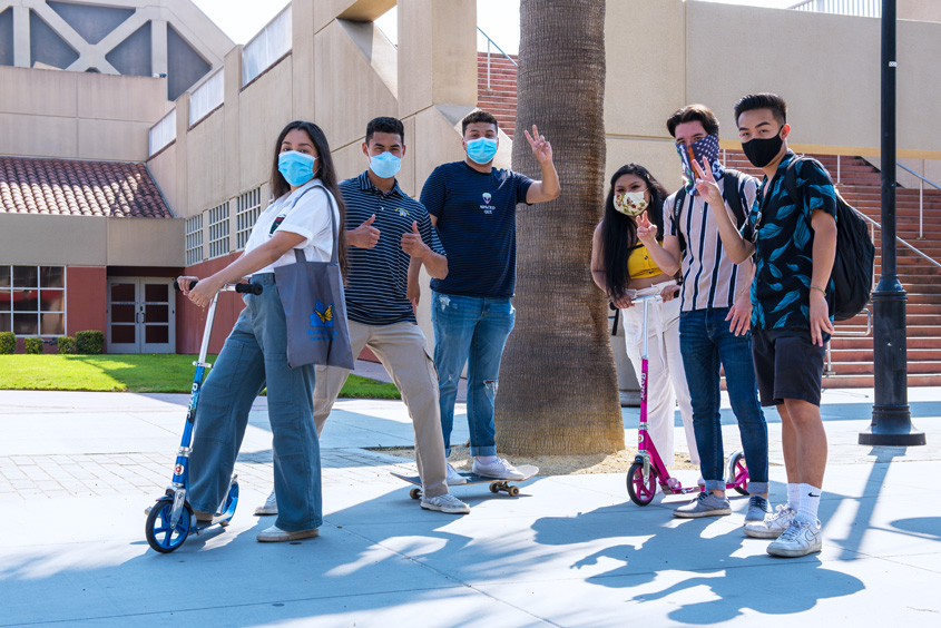 Students exploring campus while wearing face masks. 